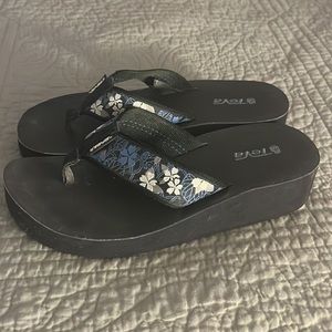 Teva flip flops, EUC, selling as is!